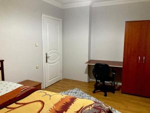 Postel nebo postele na pokoji v ubytování Aydın apart
