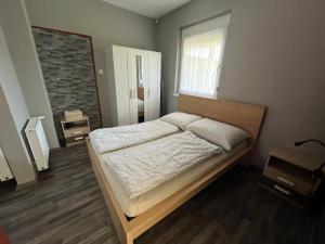 Postel nebo postele na pokoji v ubytování Petita Garden Apartman