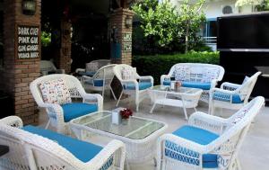 un grupo de sillas y mesas de mimbre en un patio en Navy Hotel, en Marmaris