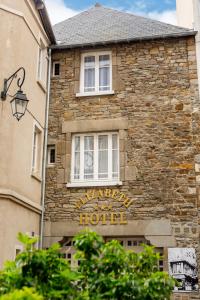 un bâtiment avec un panneau sur son côté dans l'établissement Hotel Elizabeth - Intra Muros, à Saint-Malo