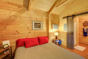Tempat tidur dalam kamar di Tazewell Cabin Escape with Charcoal Grill and Fire Pit