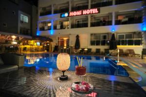 Bazén v ubytování Moni Hotel nebo v jeho okolí