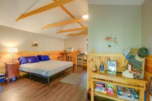 1 Schlafzimmer mit einem Bett und einer Küche in der Unterkunft Tazewell Studio Cabin with Appalachian Mountain View in Tazewell