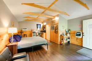 ein Schlafzimmer mit einem Bett und ein Wohnzimmer in der Unterkunft Tazewell Studio Cabin with Appalachian Mountain View in Tazewell