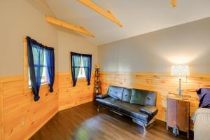 Prostor za sedenje u objektu Tazewell Studio Cabin with Appalachian Mountain View