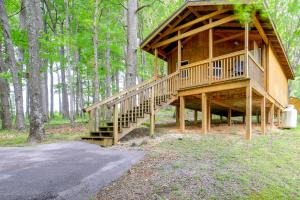 ein großes Holzhaus im Wald mit Treppe in der Unterkunft Tazewell Studio Cabin with Appalachian Mountain View in Tazewell