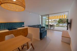 a living room with a couch and a table at Apartamento Almadraba in Roses