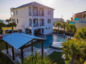 una villa con piscina frente a una casa en Blue Whale Your Luxury Beach Escape, en Destin