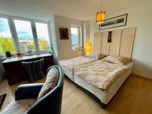Postel nebo postele na pokoji v ubytování Wunderschönes Apartment im Zentrum Goldstadt Pforzheim