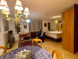 Postel nebo postele na pokoji v ubytování Wunderschönes Apartment im Zentrum Goldstadt Pforzheim