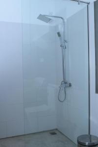 y baño con ducha y pared de cristal. en J Villa, en Gampaha