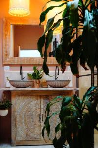 ein Badezimmer mit zwei Waschbecken und einer Topfpflanze in der Unterkunft Superbe maison à 5 min de Bordeaux in Le Bouscat