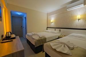 Postel nebo postele na pokoji v ubytování Moni Hotel