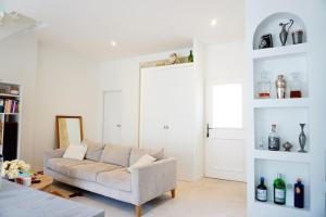 ein Wohnzimmer mit Sofa und Tisch in der Unterkunft Superbe maison à 5 min de Bordeaux in Le Bouscat