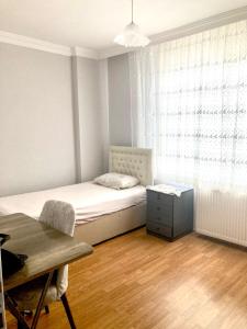 Postel nebo postele na pokoji v ubytování Aydın apart