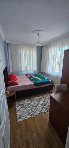 Postel nebo postele na pokoji v ubytování Aydın apart