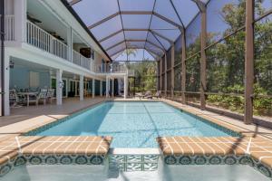 een zwembad in een huis met een glazen dak bij Gorgeous 5 Bedroom Home with Heated Pool and Spa in Sanibel