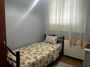 Postel nebo postele na pokoji v ubytování Aydın apart