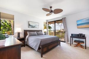 Un dormitorio con una cama y una mesa y una ventana. en Grand Champions 160, en Wailea 30 fotos más