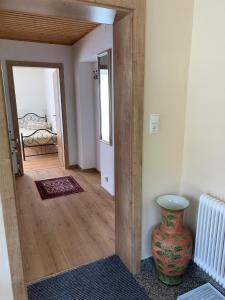 un pasillo con un jarrón en la esquina de una habitación en Chalet Ester, en Bad Hofgastein