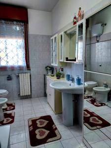 a bathroom with a sink and two toilets at Tina'home in Selcetta