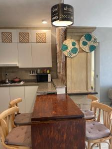 eine Küche mit einem Tisch und Stühlen in der Unterkunft Beautiful chalet in Il Monte Galala المونت جلالة ch15-01-01 in Ain Suchna