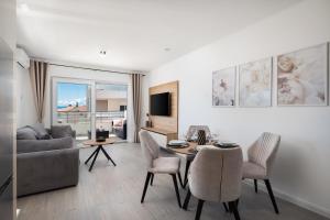 TV/trung tâm giải trí tại EA Luxury Apartment with sea view