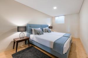 En eller flere senge i et værelse på GuestReady - La Maison Aires Gouveia