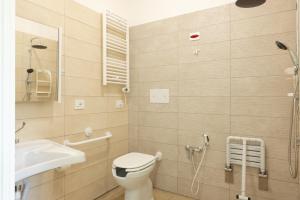 ブリンディジにあるOstello della Gioventù Brindisiのバスルーム(トイレ、洗面台、シャワー付)
