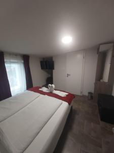 um quarto com uma cama com um urso de peluche em Panda Rooms em Maribor