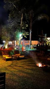 un parque de noche con dos sillas y una chimenea en Kastel Pedra Bonita, en Petrópolis