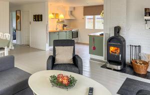 sala de estar con chimenea y mesa en Cozy Home In Nordborg With Wifi, en Nordborg