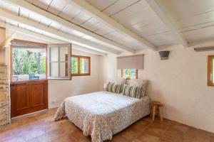 un dormitorio con una cama y una ventana en Maison Marvic, Studio dans les pins, en Apt