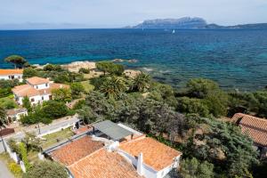 una vista aerea di una casa e dell'oceano di Ca cele viola - Klodge a Olbia