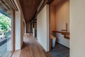 pasillo de una casa con aseo y ventana en La casa di Endo - Vacation STAY 17606v, en Nishinoomote