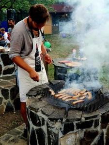 Gril dostupný pro hosty v luxury tent