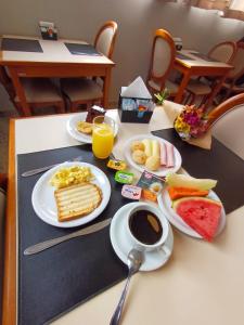 una mesa de desayuno con platos de comida y una taza de café en Hotel Bella Paulista, en São Paulo