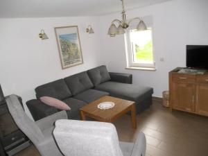 een woonkamer met een bank en een tafel bij Ferienhaus am Ringweg in Bad Schandau