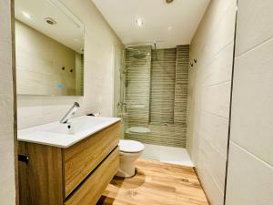 Kúpeľňa v ubytovaní PORT AMBAR - Apartamento en la Marina de Empuriabrava - balcón con vistas al canal - playa - wifi