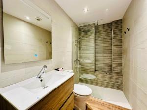 Kúpeľňa v ubytovaní PORT AMBAR - Apartamento en la Marina de Empuriabrava - balcón con vistas al canal - playa - wifi + 15 fotografií