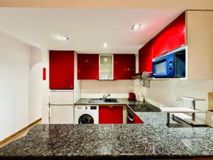Kuchyňa alebo kuchynka v ubytovaní PORT AMBAR - Apartamento en la Marina de Empuriabrava - balcón con vistas al canal - playa - wifi