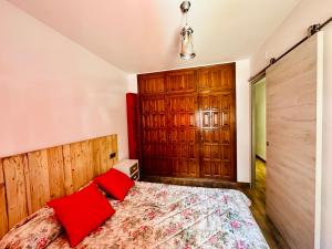 Posteľ alebo postele v izbe v ubytovaní PORT AMBAR - Apartamento en la Marina de Empuriabrava - balcón con vistas al canal - playa - wifi