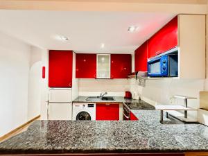 Kuchyňa alebo kuchynka v ubytovaní PORT AMBAR - Apartamento en la Marina de Empuriabrava - balcón con vistas al canal - playa - wifi