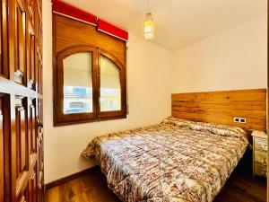 Posteľ alebo postele v izbe v ubytovaní PORT AMBAR - Apartamento en la Marina de Empuriabrava - balcón con vistas al canal - playa - wifi
