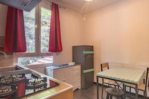 a kitchen with a counter and a table and chairs at Parco vacanze e appartamenti Pfirsich in Borghetto Santo Spirito