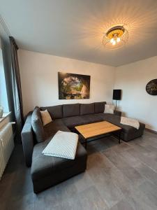 una sala de estar con un sofá y una mesa en International 8, en Bad Harzburg