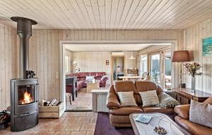 ゲッサーにあるNice Home In Gedser With Kitchenのソファと暖炉のあるリビングルーム