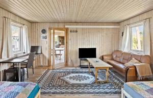 ゲッサーにあるNice Home In Gedser With Kitchenのソファとテーブルのあるリビングルーム +16枚の写真