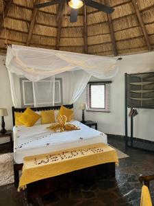 1 dormitorio con 1 cama grande en una habitación en Ku Sungula Safari Lodge, en Balule Game Reserve