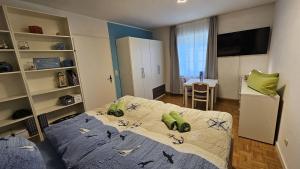 Un dormitorio con una cama con pájaros. en Ferienhaus am Donauspitz en Kelheim